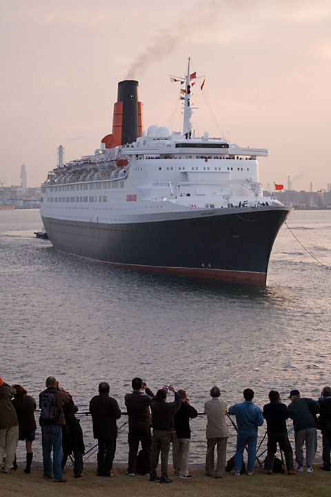 クイーン・エリザベス2（QE2） | 水中カメラマンのデスクワーク