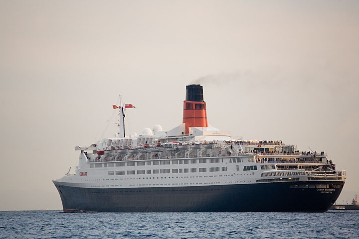クイーン・エリザベス2（QE2） | 水中カメラマンのデスクワーク